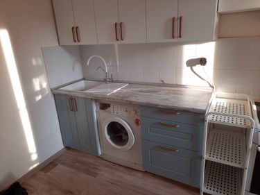 Установлены шкафы, закреплены фасады, смонтирована столешница, подключена мойка с краном, встроена техника, добавлены ручки, организовано пространство для хранения.