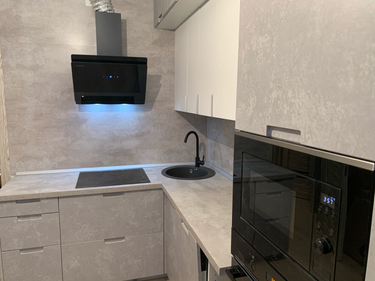 Изготовлены и установлены новые панели для кухонных шкафов, выполненные с точностью и аккуратностью, обеспечивая современный и стильный вид помещения.