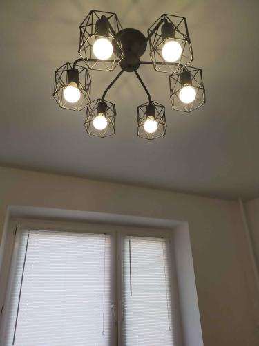 Закреплена люстра на натяжном потолке, проведено подключение к электросети, проверена работоспособность, обеспечена надежная фиксация, установлены лампы, проверено равномерное освещение.