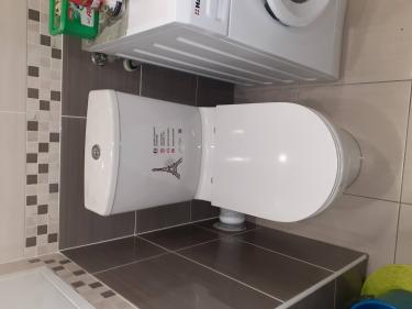 Установлено новое сантехническое оборудование, подключены коммуникации, герметично закреплено на полу. Обновленный интерьер ванной комнаты с современным дизайном и функциональностью.