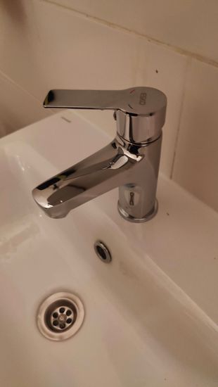 Установлен новый элемент в смесителе, обеспечивающий плавное открытие и закрытие воды. Все соединения проверены на герметичность, протечек нет. Обновленный механизм работает исправно.