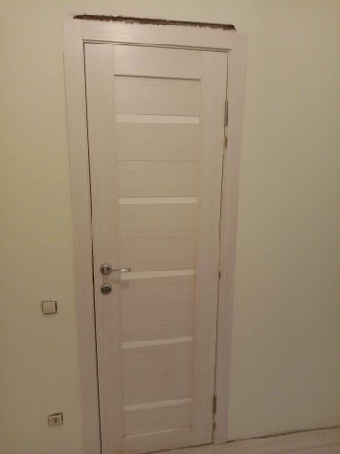 Установлены новые доборы на входную дверь, обеспечивая плотное прилегание и эстетичный вид. Завершены работы по монтажу, улучшена изоляция и внешний вид дверного проема.