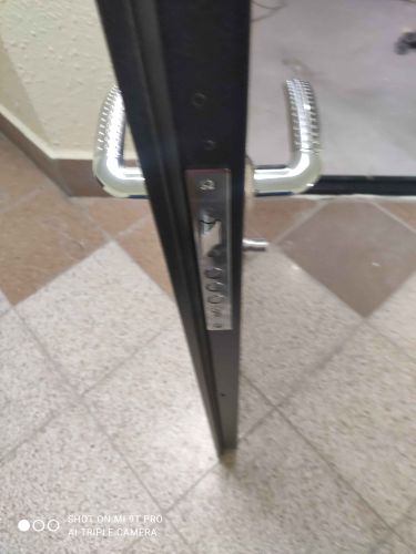 Установлена новая ручка, заменен замок, отрегулированы петли, устранены скрипы, обновлена фурнитура, проверена работа механизма, улучшена звукоизоляция, восстановлена герметичность.