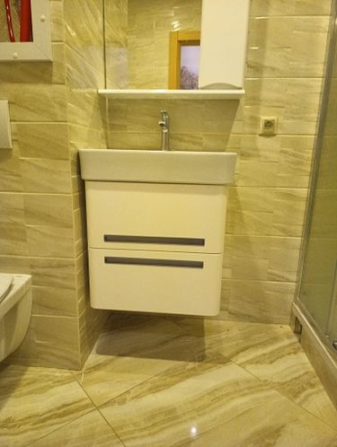 Выполнена установка нового крана в ванной комнате. Демонтирован старый, произведено подключение труб, проверена герметичность соединений. Обновленный элемент гармонично вписан в интерьер.