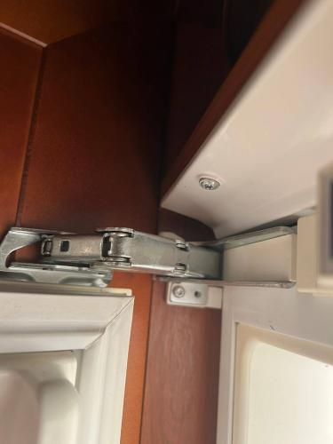 Отремонтирована дверца: заменены петли, устранены скрипы, восстановлена герметичность уплотнителя, проверена плавность закрытия, закреплены крепежи. Устройство функционирует корректно.