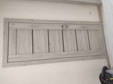 Выполнена установка замка в деревянную дверь. Проведено сверление отверстий, закрепление механизма, монтаж ручек. Все элементы надежно зафиксированы, обеспечивая плавное закрытие.