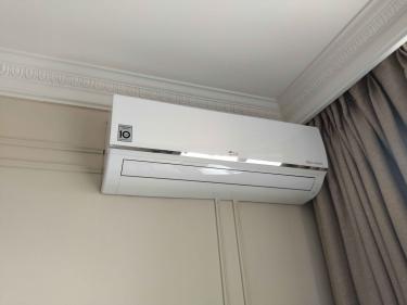 Проведена диагностика, устранена утечка хладагента, заменены фильтры, очищены внутренние компоненты, восстановлена работоспособность, проверена система управления, протестирована эффективность охлаждения.