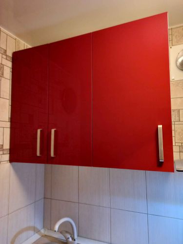 Изготовлены и установлены новые дверцы для кухонных шкафов. Яркие красные панели аккуратно подогнаны по размеру, оснащены современными ручками, обеспечивая стильный и функциональный вид.