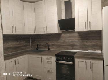 Установлены шкафы, закреплены фасады, смонтирована столешница, подключена техника, установлена мойка, смеситель, вытяжка. Завершена отделка стен, подведены коммуникации, подключены розетки.