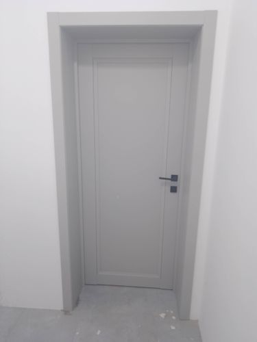 Установлен новый замок в деревянную дверь. Выполнены точные вырезы, закреплены ручки и механизм. Проверена функциональность, обеспечена плавная работа и надежное закрывание.