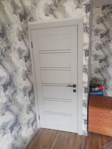 Установлен механизм в деревянное полотно, выполнены точные вырезы для замочной скважины и ручки, закреплены все элементы, обеспечена плавная работа и надежная фиксация.