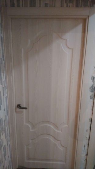Установлены новые доборы, обеспечивающие плавный переход между стеной и дверью. Конструкция закреплена, швы заделаны, поверхность обработана, создавая гармоничный внешний вид.