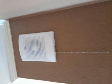 Установлено оборудование для воздухообмена, закреплено на стене, подключено питание, проверена работа устройства, обеспечена циркуляция воздуха в помещении.