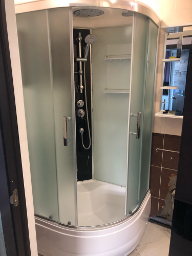 Установлена современная душевая конструкция с гидромассажем, подключены водопроводные коммуникации, закреплены стеклянные панели, смонтированы дверцы, проверена герметичность соединений.