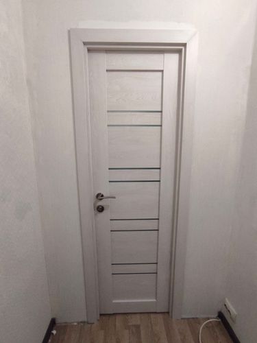 Установлен замок в деревянное полотно, выполнены отверстия для механизма, закреплена ручка. Все элементы аккуратно подогнаны, обеспечена плавная работа и надежность конструкции.