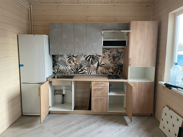 Обновлены дверцы шкафов, выполнен точный раскрой материалов, установлены новые панели. Все элементы подогнаны по размерам, обеспечивая гармоничный вид и функциональность кухни.