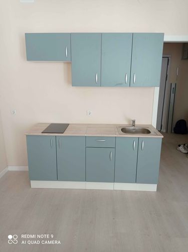 Установлены шкафы, закреплены дверцы, смонтирована столешница, врезана мойка, подключен смеситель, установлена варочная панель. Все элементы выровнены и надежно зафиксированы.