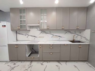 Выполнен точный раскрой поверхности, обеспечена идеальная подгонка под кухонные модули, установлены вырезы для варочной панели и мойки, соблюдены все размеры и углы.