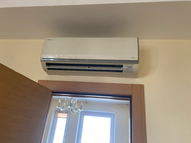 Выполнена очистка фильтров, дезинфекция внутренних элементов, удаление пыли с лопастей и корпуса, проверка дренажной системы, восстановление работоспособности устройства.