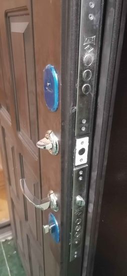 Проведена замена замка и ручки, отрегулированы петли, обновлён уплотнитель, устранены скрипы, проверена герметичность, улучшена звукоизоляция, восстановлена функциональность.