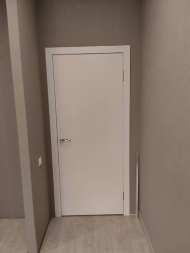 Выполнена установка замка: вырезано отверстие в двери, закреплен механизм, установлены ручки. Проверена работоспособность, обеспечена плавная фиксация и закрытие.