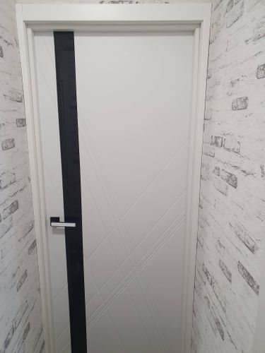 Установлена раздвижная дверь с одной панелью, закреплена направляющая, смонтированы ролики, проверена плавность хода, отрегулирована высота, добавлены ручка и замок, завершена отделка проема.