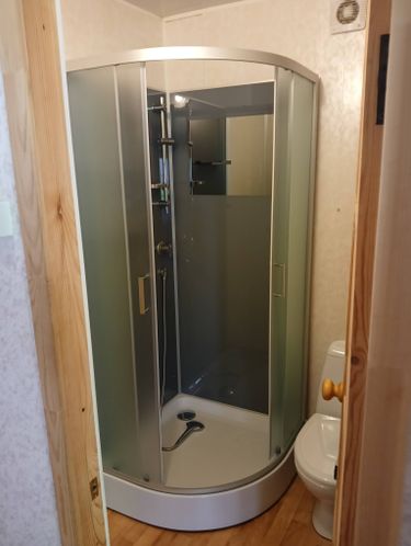 Установлена новая душевая кабина вместо старой ванны. Проведены демонтаж, монтаж, подключение сантехники, герметизация швов, проверка на герметичность, установка дверей.