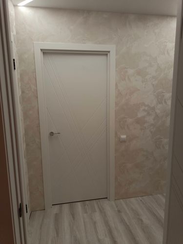 Установлена складная конструкция, закреплены направляющие, произведён монтаж полотна, проверена функциональность, отрегулированы элементы, обеспечена плавность движения, завершена отделка проёма.