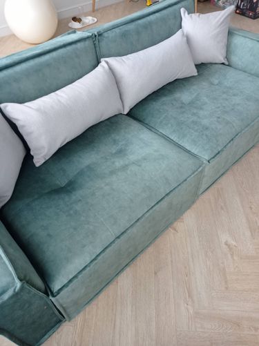 Собран новый диван: установлены каркас, подлокотники, спинка, подушки. Все элементы тщательно закреплены, обеспечена устойчивость и комфорт. Завершён монтаж, проверена функциональность.