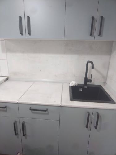 На стену установлены панели из ПВХ, придающие кухне современный вид. Поверхность стала ровной и чистой, создавая аккуратный и стильный интерьер.