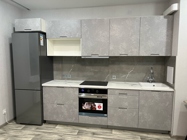 Установлены шкафы, закреплены фасады, смонтирована столешница, подключены бытовые приборы, установлена мойка, выполнена подгонка всех элементов, обеспечена функциональность и эстетика.