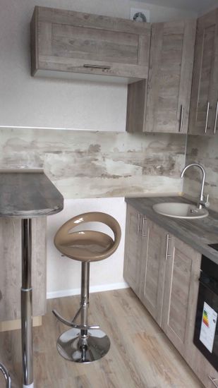 Выполнена работа по точному раскрою и установке кухонных дверок из древесины. Все элементы подогнаны, обеспечивая гармоничное сочетание с интерьером и функциональность.