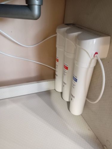 Установка проточного фильтра под мойку