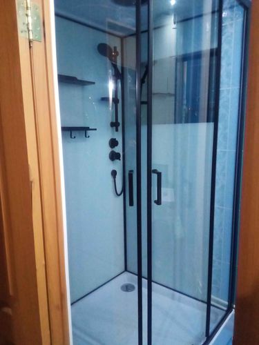 Установлена современная кабина с функцией гидромассажа: подключены водопроводные коммуникации, смонтированы стеклянные панели, закреплены дверцы, проверена герметичность соединений.