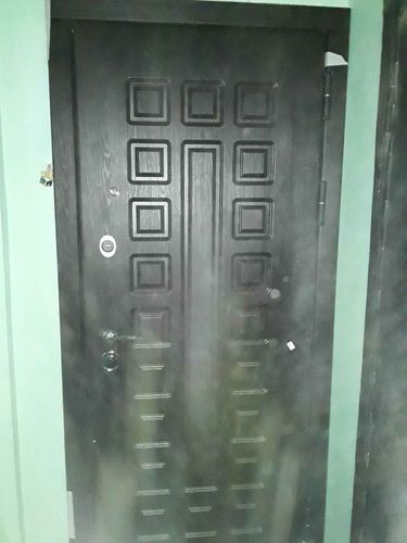 Дверь обновлена: установлены МДФ панели, улучшена звукоизоляция, добавлена декоративная отделка, заменены фурнитура и уплотнители, обеспечена надежная фиксация элементов.