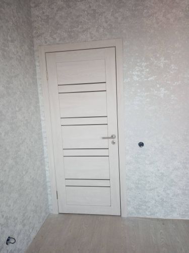 На светлой двери аккуратно установлен замок с ручкой. Работа завершена: выполнено точное сверление, монтаж и проверка механизма. Дверь закрывается плавно, без заеданий.