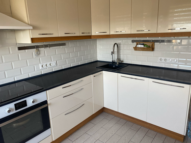 Выполнен монтаж раковины: установлена чаша, подключены водопроводные трубы и слив, герметично закреплены стыки, проверена функциональность системы, обеспечена надежная фиксация в столешнице.