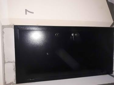 Произведено уменьшение проема, установлена новая металлическая дверь, укреплены стены, выполнена отделка откосов, добавлены замки и ручки, обеспечена надежная изоляция.