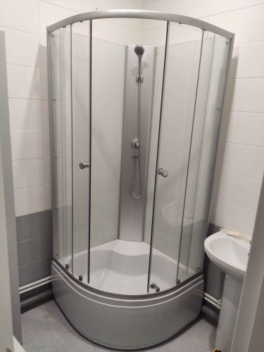 Удалена старая ванна, проведена установка душевой кабины. Обеспечено подключение к водопроводу, проверена герметичность соединений. Завершена отделка стен и пола.