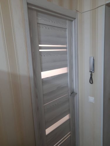 Установлена новая деревянная створка, закреплены петли, врезана ручка, отрегулированы зазоры, смонтирован наличник, проверена плавность закрывания, обеспечена надёжность конструкции.