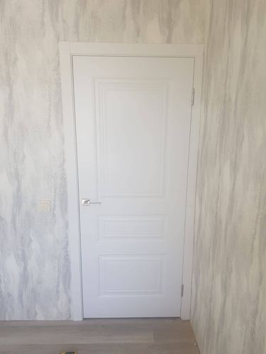 Установлена новая створка, закреплены петли, врезана ручка, отрегулированы зазоры, выполнена отделка проема, обеспечена плавность закрытия, проверена надежность креплений, завершен монтаж.