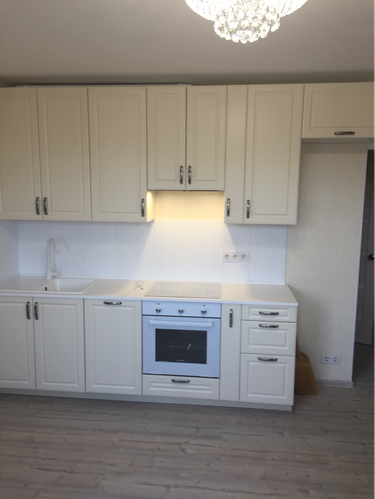 Установлена новая поверхность из искусственного камня, идеально подогнана под кухонный гарнитур, с вырезами для варочной панели и мойки, обеспечена надежная фиксация и герметизация.