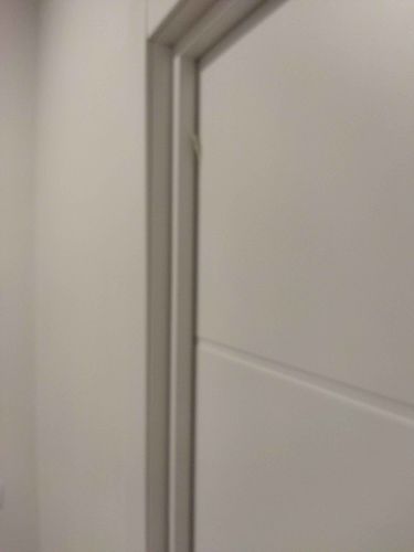 Установлены доборы на входную дверь, обеспечивая аккуратное обрамление проема. Все элементы подогнаны точно, создавая гармоничный внешний вид и улучшая изоляцию.