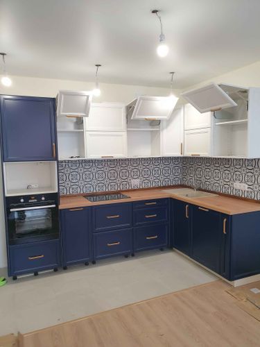 Изготовлены и установлены фасады для кухонного гарнитура, точно подогнаны по размерам, обеспечивая функциональность и эстетичный вид. Завершён монтаж, гармонирующий с интерьером.