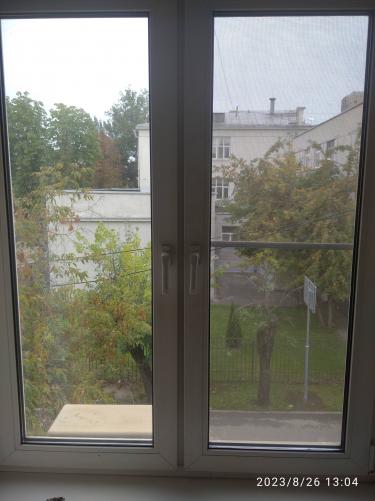 Проведена настройка створок, устранены зазоры, отрегулированы петли, обеспечена плотность прилегания, улучшена функциональность механизмов, проверена герметичность, оптимизировано открывание.