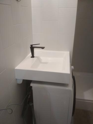 Установлена новая сантехника: белоснежная чаша с современным смесителем. Аккуратно подведены коммуникации, обеспечена герметичность соединений. Обновление завершено, все элементы на месте.