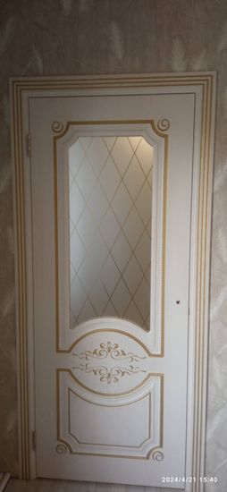 Установлена элегантная дверь с декоративным стеклом и изысканным узором. Закреплены петли, отрегулирована фурнитура, обеспечена плавная работа. Обрамление гармонично вписано в интерьер.