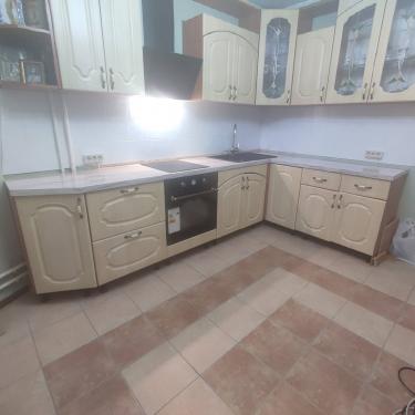 Установлено новое электрическое устройство в кухонной зоне. Проведены работы по монтажу и подключению, обеспечена безопасность и функциональность. Завершено аккуратно и надежно.