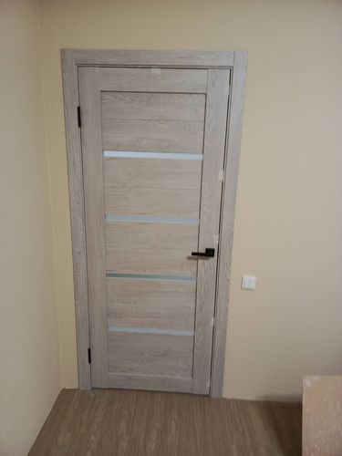 Установлен новый замок в дверное полотно. Выполнены точные вырезы для механизма и ручки. Все элементы аккуратно закреплены, обеспечена плавная работа и надежная фиксация.