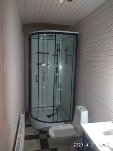 Установлена современная душевая конструкция с функцией гидромассажа. Подключены водопроводные и электрические коммуникации, герметично закреплены панели, проверена работа всех систем.